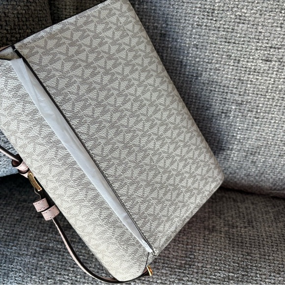 BNWT Michael Kors Logo-Print Messenger shoulder Bag ! - Picture 13 of 13